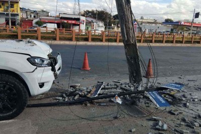  Motorista que bateu carro em poste foi socorrida por familiares e levado a uma unidade de saúde da região -  (crédito: Transcon / Reprodução)