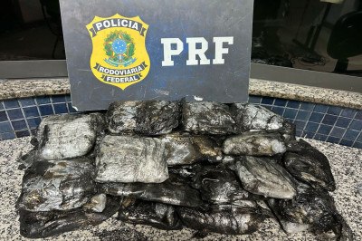13 quilos de maconha foram apreendidos -  (crédito: PRF/Divulgação)