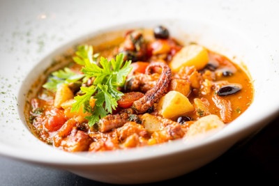 Para quem busca uma experiência gastronômica mais refinada, o Barolio Cucina Napolitana sugere o Polpo alla Luciana -  (crédito: Reprodução/Victor Schawner)