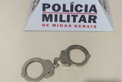 Mulher estava foragida por não ter voltado ao presídio depois de uma saída temporária -  (crédito: PMMG/Divulgação)