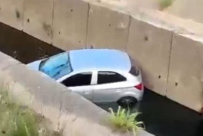Até o início da manhã de hoje, o carro seguia dentro do córrego -  (crédito: Cristiano/Redes Sociais)