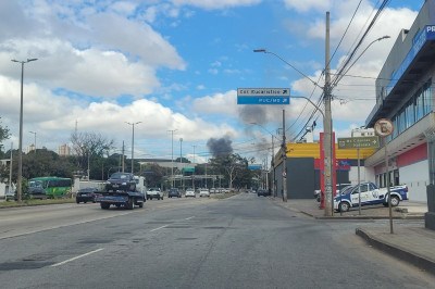 Fumaça escura do incêndio que atinge pátio de veículos da polícia é vista de longe -  (crédito: Laura Scardua/EM/DA Press)