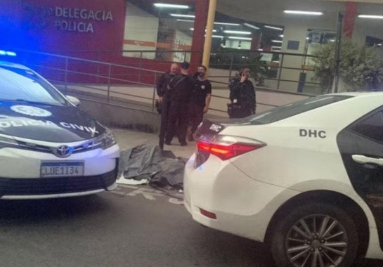 Corpos baleados são deixados em frente a delegacia no Rio de Janeiro