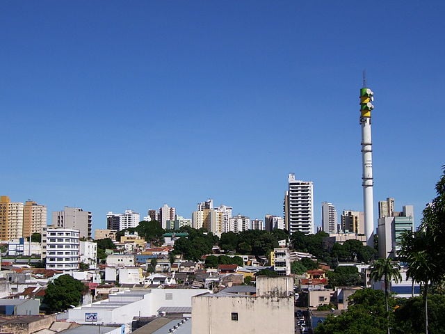 Cuiabá, a capital, conta com 651.551 habitantes e é a porta de entrada para o Pantanal.  Várzea Grande, com 290.238 habitantes, é um importante polo industrial. 
