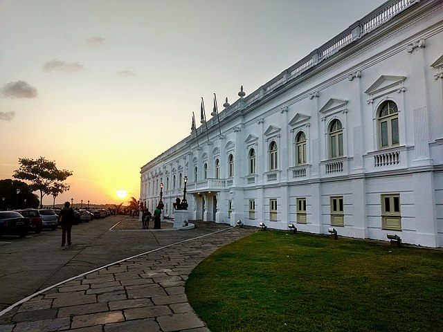 São Luís, a capital, tem 1.037.775 habitantes e é famosa por seu centro histórico colonial.  Imperatriz, com 259.337 habitantes, é um importante centro comercial e industrial.