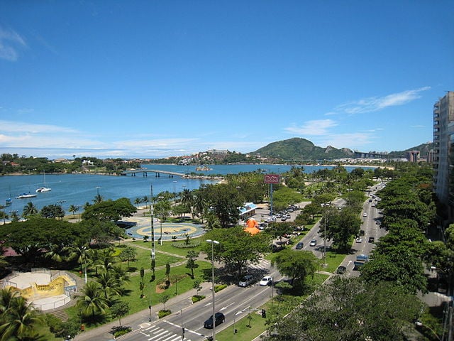 Esse levantamento traz uma curiosidade. O único estado em que a capital não está entre as duas cidades mais populosas é o Espírito Santo. Os municípios de Serra e Vila Velha têm mais moradores do que a capital capixaba, Vitória (foto), que tem 323 mil habitantes.