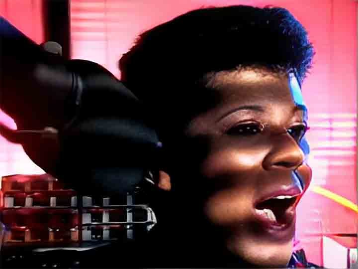 A filha mais velha de Gilberto Gil, Nara Gil fez apenas mais uma participação na televisão após "Armação Ilimitada", na minissérie "A Madona de Cedro", em 1994. 
