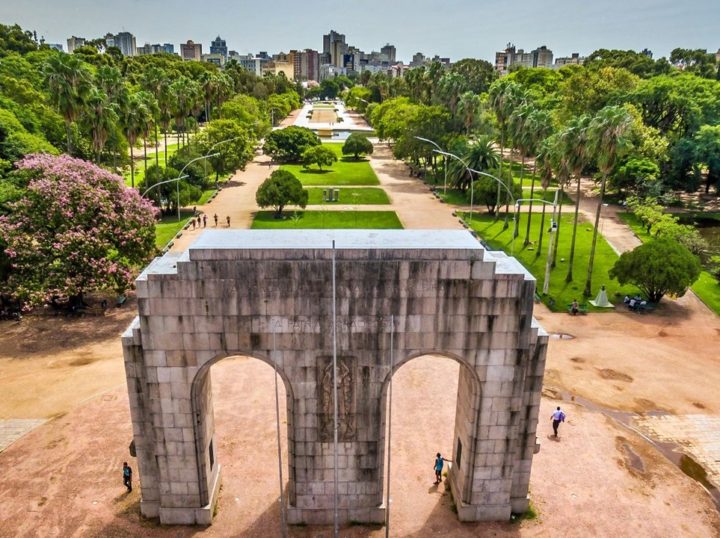Porto Alegre, a capital, conta com 1.332.570 habitantes e é um centro político e cultural do estado.  Caxias do Sul, com 517.451 habitantes, é um polo industrial e vinícola na Serra Gaúcha. 