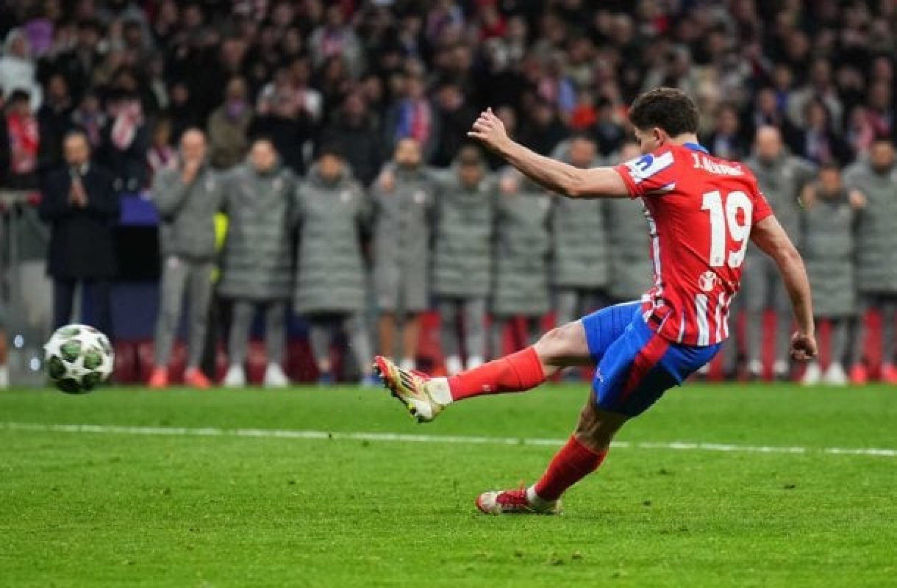 Regra de dois toques no pênalti é alterada após discussão na Champions League