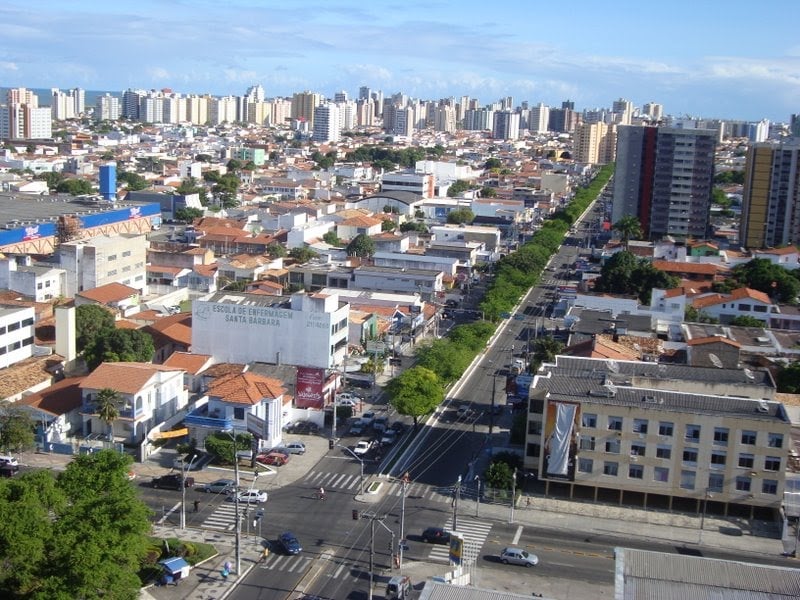 Aracaju, a capital, conta com 602.757 habitantes e é conhecida por sua qualidade de vida.  Nossa Senhora do Socorro, com 187.574 habitantes, é uma cidade residencial e industrial. 