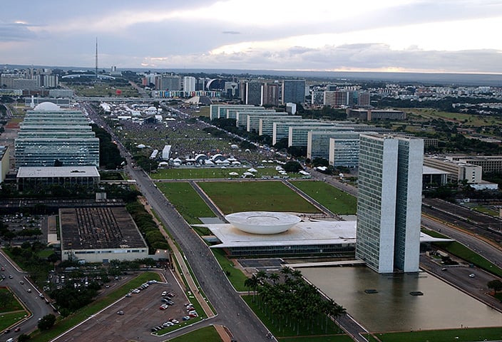 Brasília, com 2.817.381 habitantes, é conhecida por sua arquitetura moderna e planejamento urbano.  Ceilândia, uma das regiões administrativas, possui 489.351 habitantes e é um importante centro comercial. 