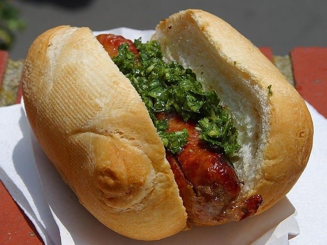 No Brasil, há varias formas de fazer o quitute. Em São Paulo, se utiliza purê de batata, enquanto no Rio de Janeiro usa-se frequentemente ovo de codorna. 