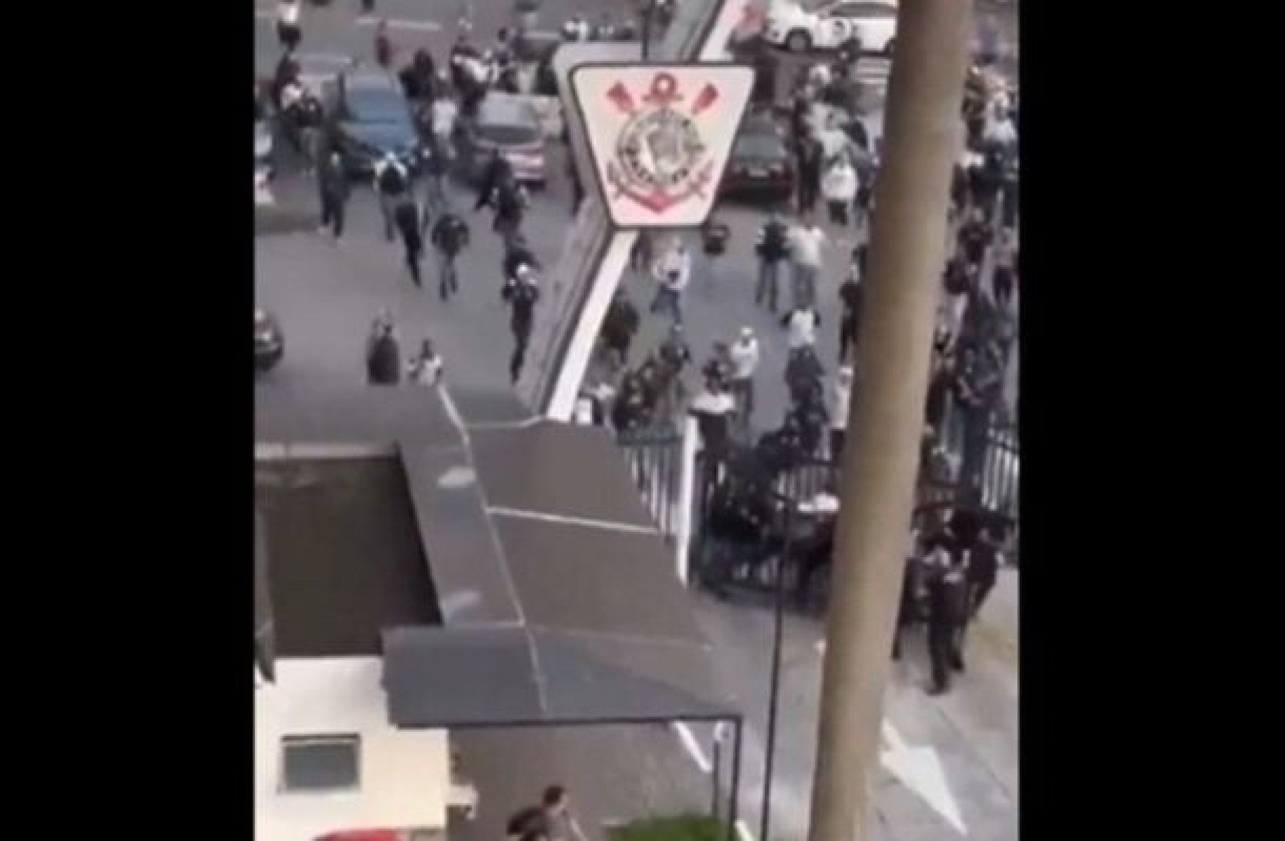 Organizadas invadem sede social do Corinthians: ‘Revolução começou’