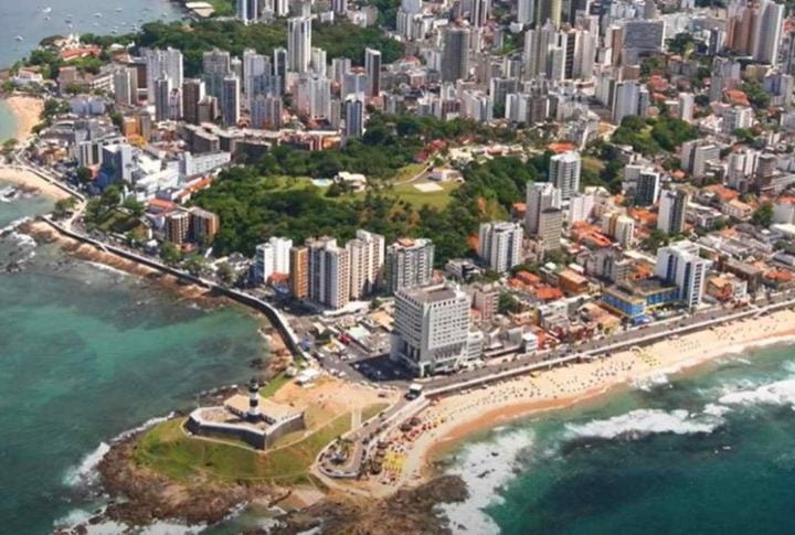 Salvador, a capital, tem 2.418.005 habitantes e é conhecida por seu centro histórico e carnaval.  Feira de Santana, com 619.609 habitantes, é um importante entroncamento rodoviário e comercial. 