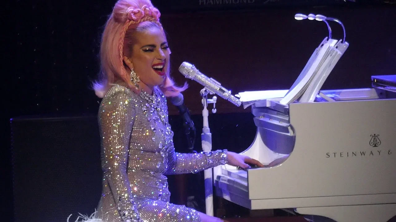 A performance de Lady Gaga no Brasil tem elementos da turnê do disco “Mayhem”, com cinco atos e cenografia teatral, definida pela cantora como “ópera gótica”. 

