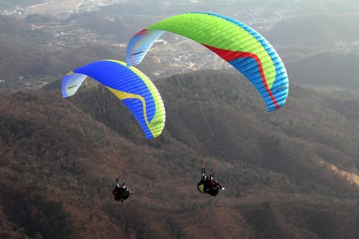 Ao contrário de esportes motorizados, o parapente depende da habilidade do piloto em ler o vento e as condições meteorológicas.