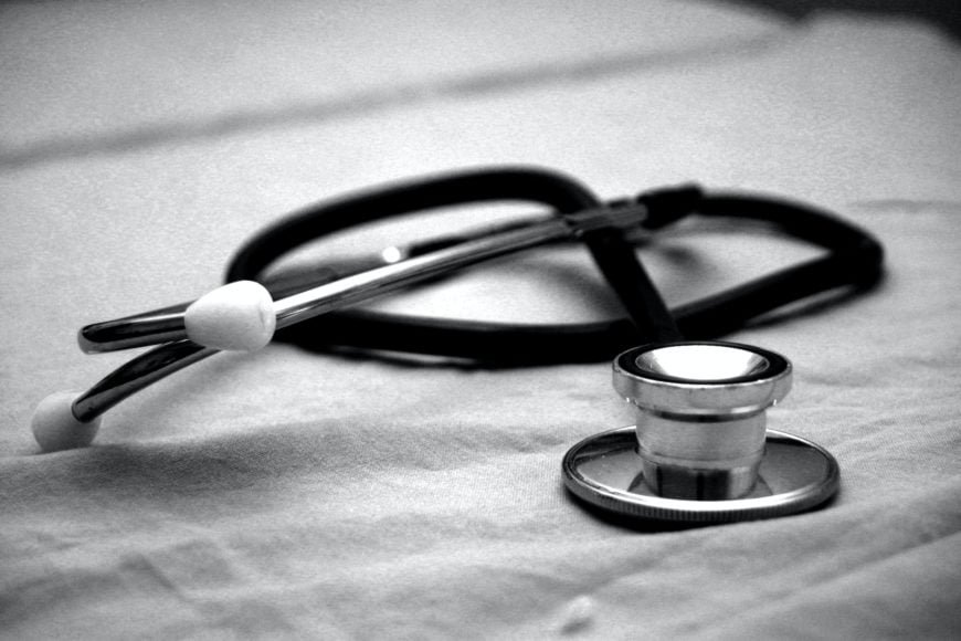 "Essa medida amplia a fiscalização e promove maior segurança para os pacientes, exigindo mais responsabilidade de todos os envolvidos no processo", concluíram.
