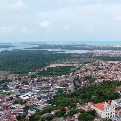 João Pessoa, a capital, tem 833.932 habitantes e é famosa por sua qualidade de vida e belezas naturais.  Campina Grande, com 423.623 habitantes, é um centro de tecnologia e educação. 

