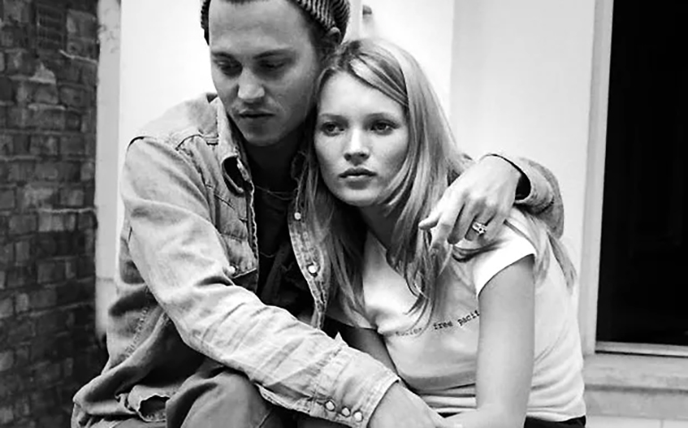 A modelo Kate Moss também desmentiu Amber no tribunal. Ela foi chamada para depor porque Amber disse que Kate - namorada de Depp entre 1994 e 1998 -  tinha sido empurrada por Depp numa escada. 
