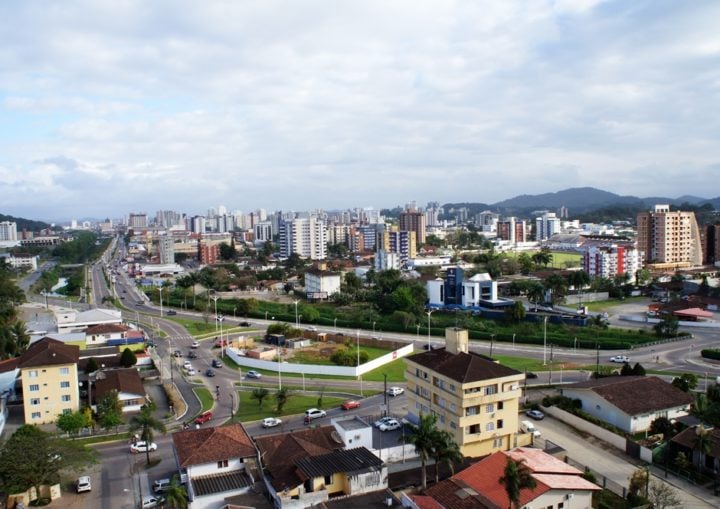 Joinville, a cidade mais populosa com 616.323 habitantes, é um importante centro industrial.  Florianópolis, a capital, tem 537.213 habitantes e é conhecida por suas praias e qualidade de vida. 