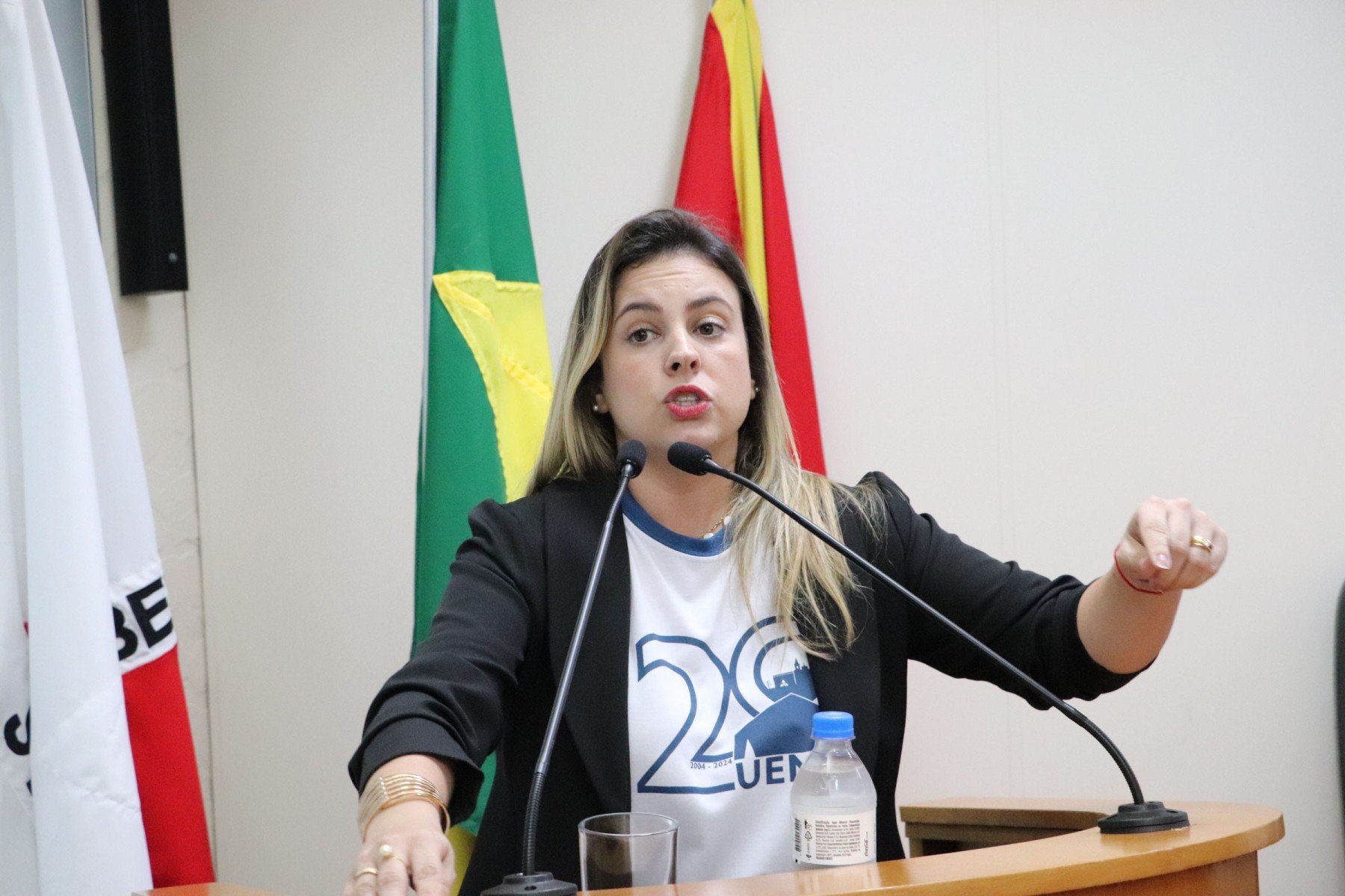 "Colocar uma universidade pública, a segunda maior do estado, à venda por conta de R$ 500 milhões é muito pouco se comparado a uma dívida de cerca de 180 bilhões", disse Karolina Natasha Castanheira