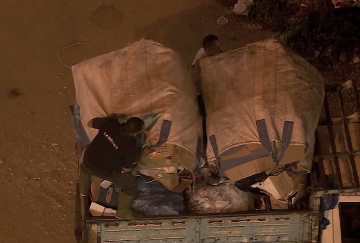 Segundo o documentário "Zabbaleen: Cidade do Lixo" (2016), a coleta é realizada principalmente por homens e crianças, que recolhem o lixo com carroças e caminhonetes.