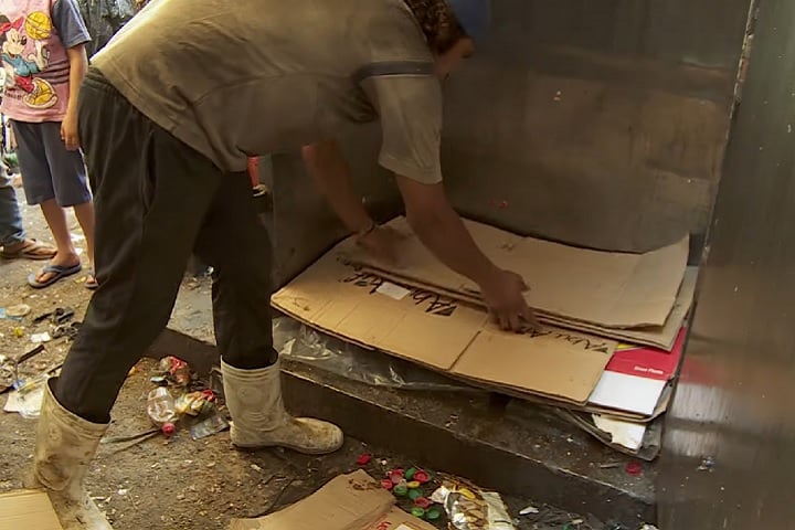 Diferentemente de outros grupos de coleta , os Zabbaleen utilizam equipamentos para transformar resíduos em materiais de maior valor, como granuladores de plástico, compactadores de papel e moedores de tecidos.