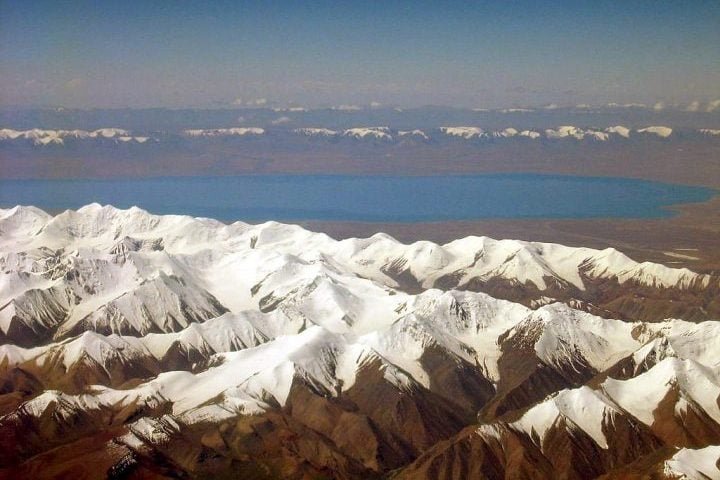 Com aproximadamente 800 quilômetros de extensão, elas delimitam a borda nordeste do vasto Planalto Tibetano.