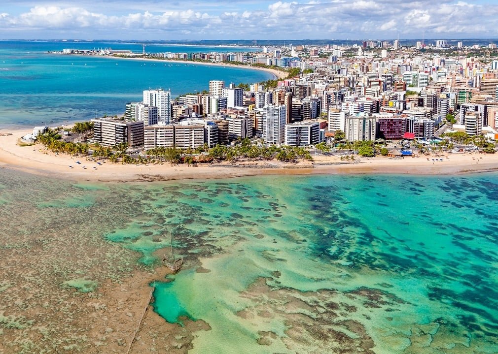 Maceió, a capital, possui 957.916 habitantes e é conhecida por suas praias paradisíacas.  Arapiraca, com 234.696 habitantes, é um importante polo agrícola e comercial. -Legacy600 wikimedia commons 