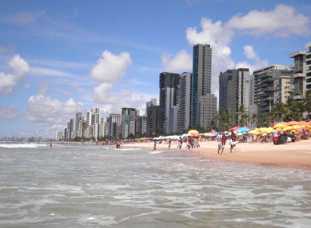 Recife, a capital, possui 1.488.920 habitantes e é um centro cultural e tecnológico.  Jaboatão dos Guararapes, com 706.867 habitantes, é uma cidade industrial e histórica. 
