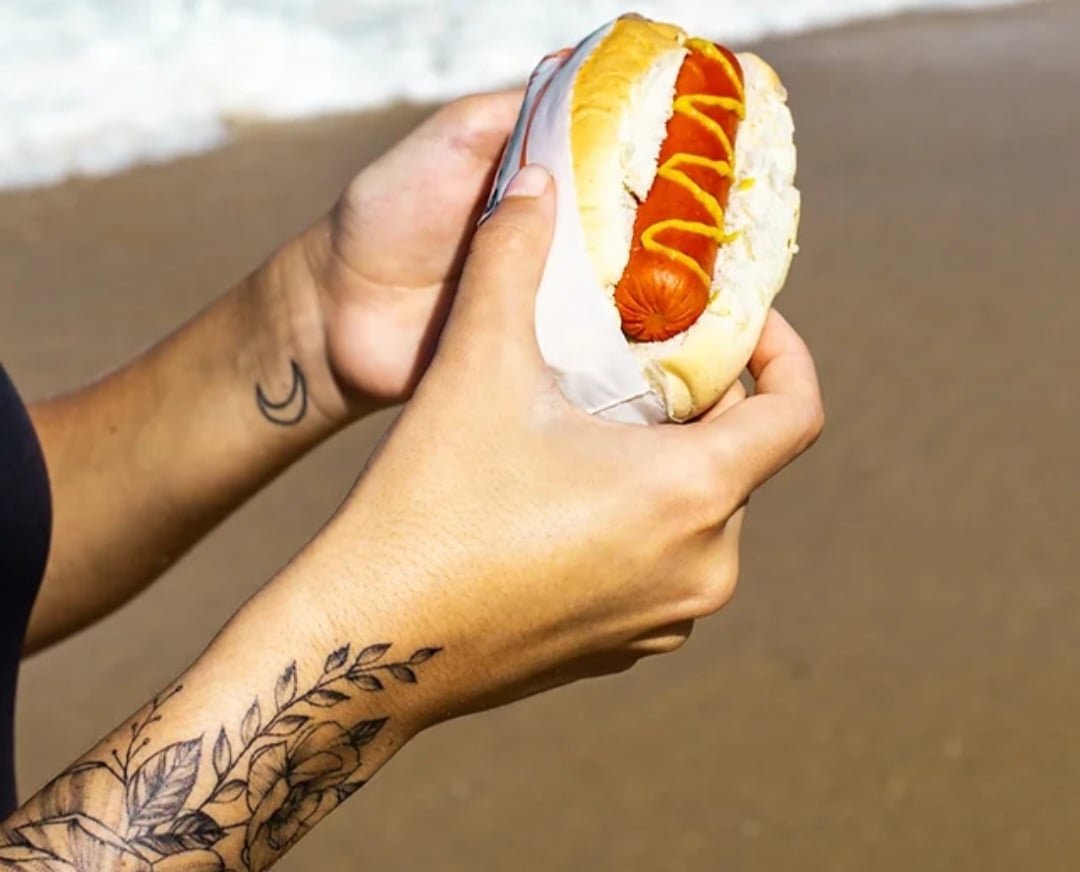 Aproveitamos a deixa, com bom humor, para falar dos lanches com salsicha que - embora não sejam propriamente indicados para presentear alguém - fazem sucesso popular no Brasil. Começamos pelo cachorro-quente da Geneal, que foi até reconhecido pela Câmara Municipal do Rio de Janeiro como Bem Cultural de Natureza Imaterial da cidade .