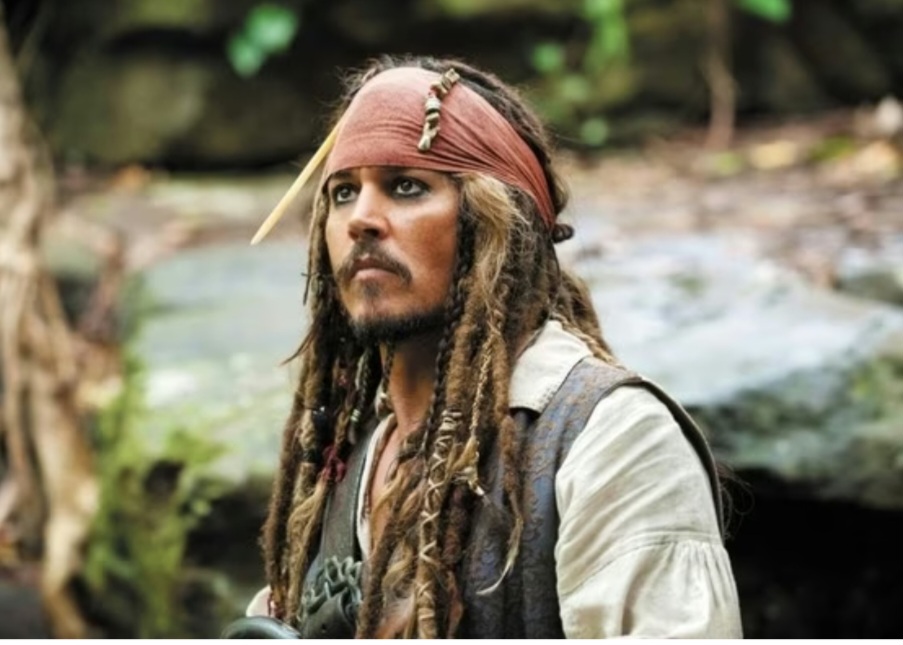 A grande expectativa dos fãs é se Johnny Depp voltará a encarnar o capitão Jack Spparrow na saga "Piratas do Caribe". Rumores davam conta de que a Disney teria oferecido uma fortuna para que ele retornasse ao papel, mas a assessoria de Depp negou. 