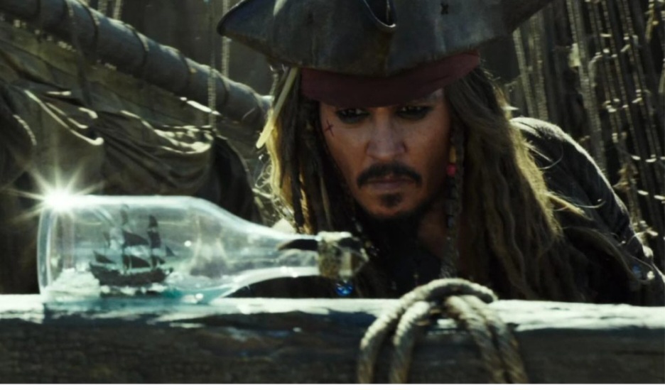 Na época em que enfrentou a ex-mulher Amber Heard no tribunal, sob acusação de violência doméstica, Depp declarou que nunca mais aceitaria trabalhar com a Disney. Com isso, ele demonstrou a mágoa com a atitude da empresa, que o 'condenou' sem esperar o veredito da Justiça e o substituiu num outro projeto: o da sequência de "Animais Fantásticos". 