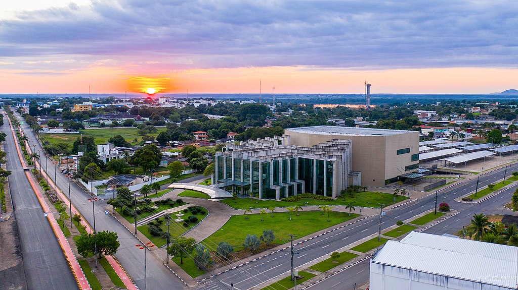 Boa Vista, a capital, tem 413.486 habitantes e Ã© conhecida por seu planejamento urbano.  RorainÃ³polis, com 30.782 habitantes, destaca-se pela agricultura e pecuÃ¡ria. 