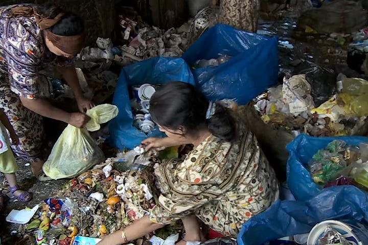 Por lá, os Zabbaleen, um povo se dedica exclusivamente à coleta e reciclagem de lixo. São cerca de 70 mil pessoas. 