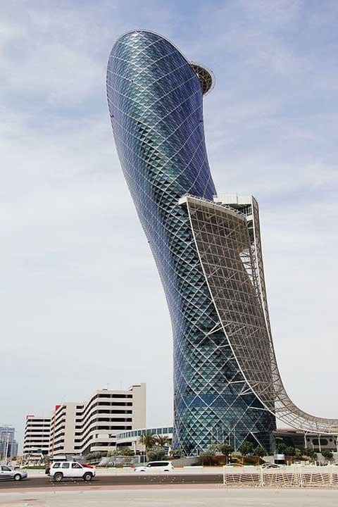 Entre mesquitas e museus, Abu Dhabi revela sua própria Torre de Pisa moderna