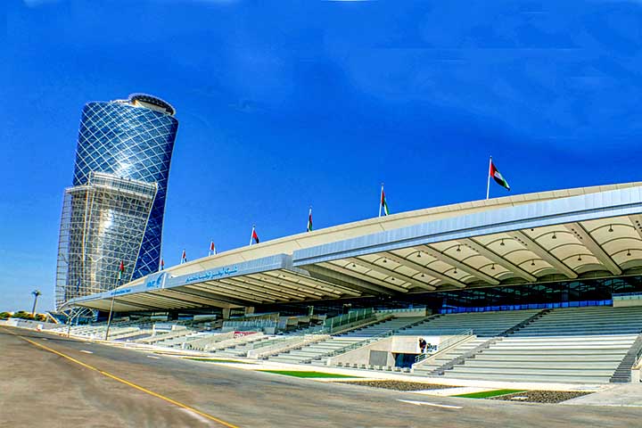 Projetada pela empresa RMJM e concluída em 2011, a construção abriga escritórios e um hotel de luxo, o Andaz Capital Gate. A torre foi reconhecida pelo Guinness World Records como o edifício mais inclinado do mundo, sendo uma prova do tipo de ousadia que os Emirados Árabes têm adotado em seus projetos urbanos. 