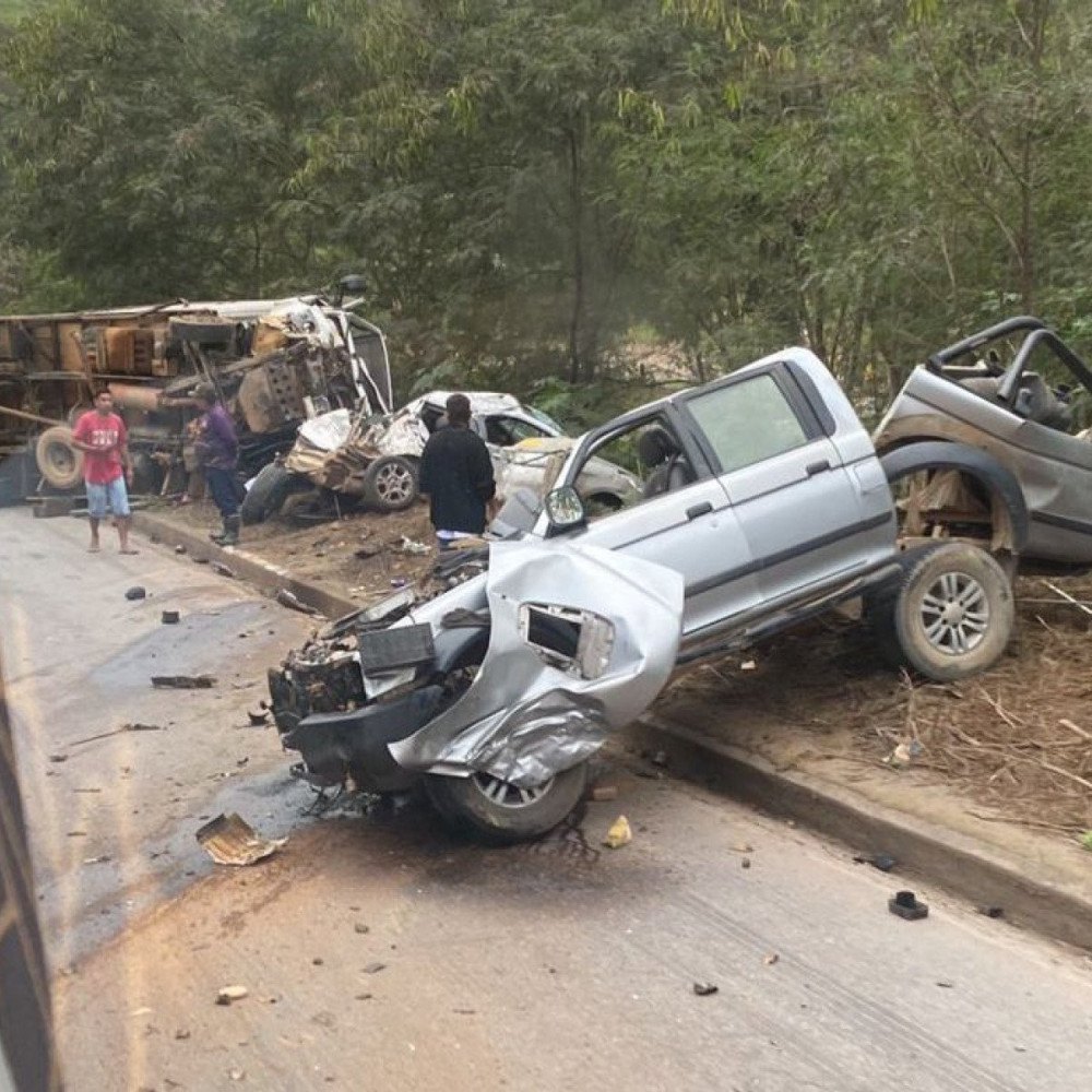 MG: acidente com caminhão e dois carros deixa morto e feridos na BR-381