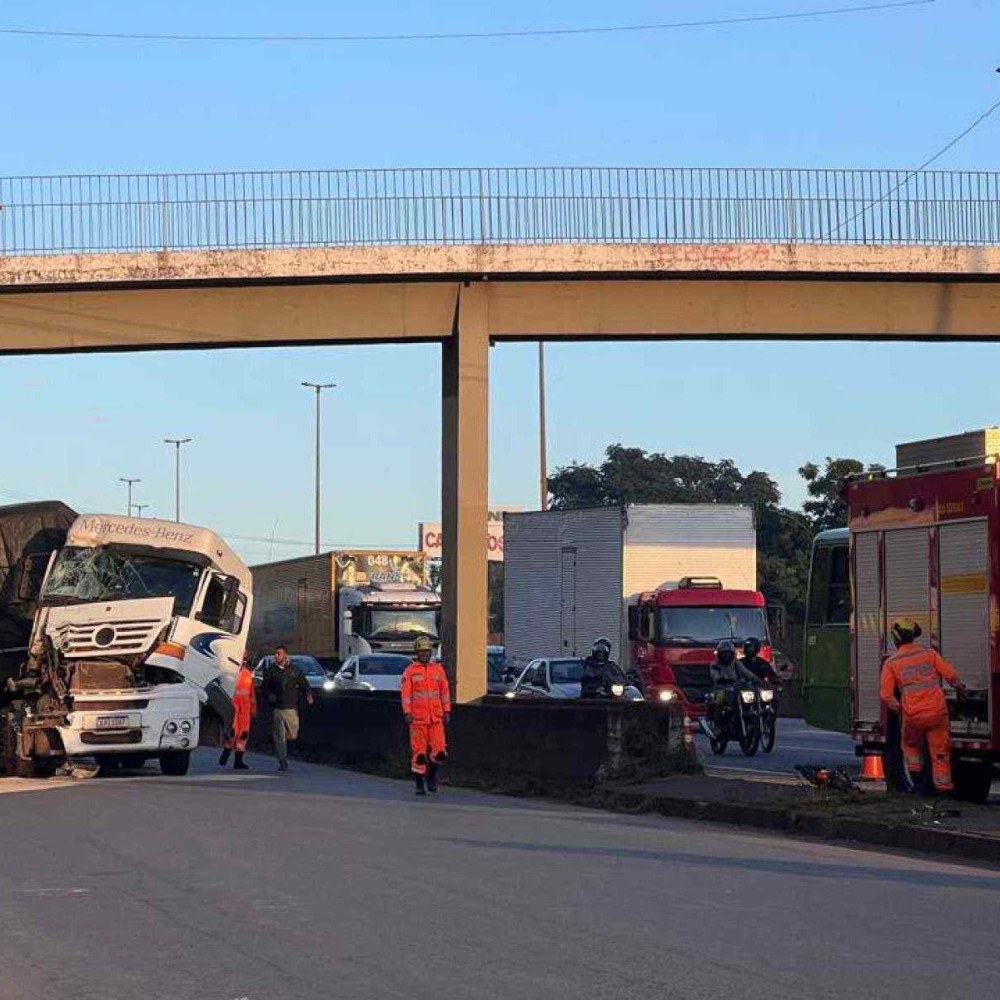 Acidente entre ônibus de viagem e carreta congestiona br-381, na grande bh