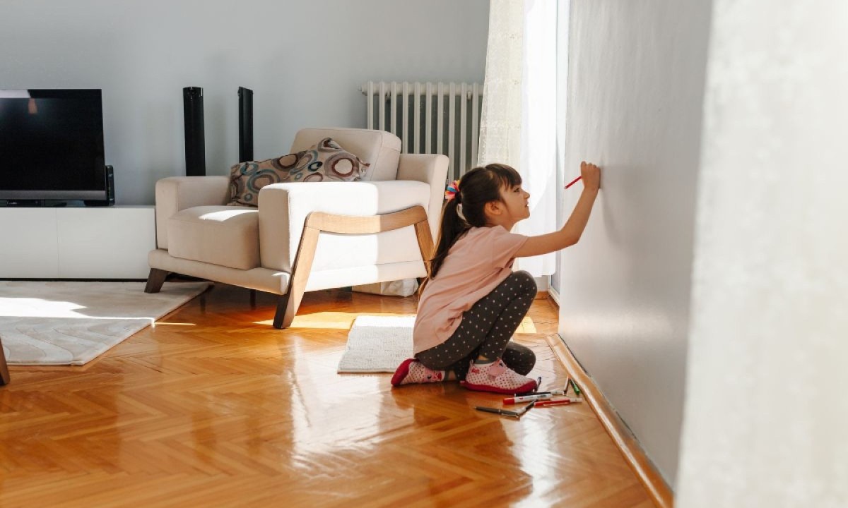 Com os produtos certos, é possível limpar paredes riscadas e preservar o visual do ambiente Parede riscada