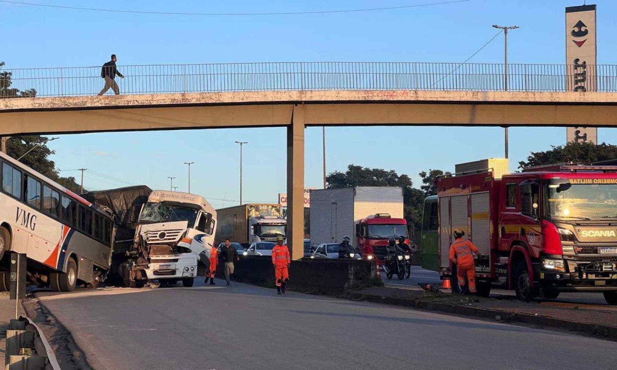 A pista marginal está bloqueada e registra, na manhã desta qurta-feira, 5 quilômetros de fila -  (crédito: Edésio Ferreira/EM/D.A. Press)