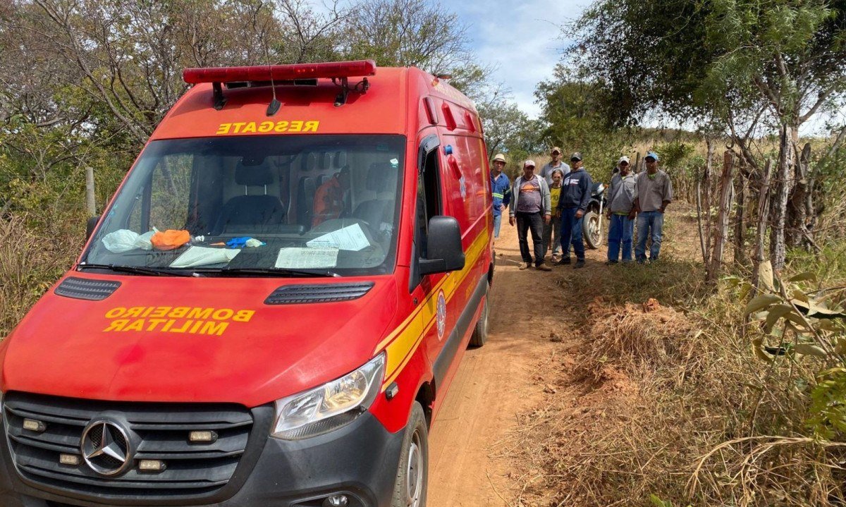 A busca contou com uma equipe do Corpo de Bombeiros, Defesa Civil e voluntários e familiares da vítima -  (crédito: Divulgação/CBMMG)