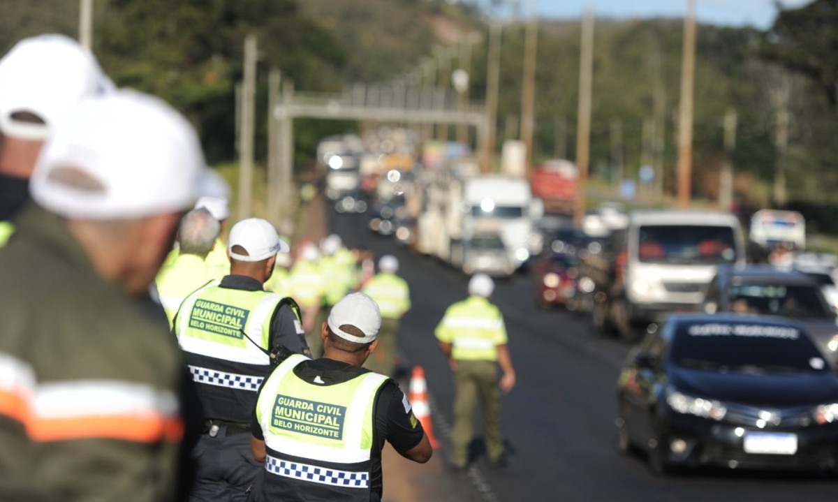 Agentes receberam treinamento pr&aacute;tico nesta quarta-feira (4/6) em trecho do Anel Rodovi&aacute;rio pr&oacute;ximo &agrave; &aacute;rea de escape -  (crédito: Alexandre Guzanshe/ E.M /D.A Press)