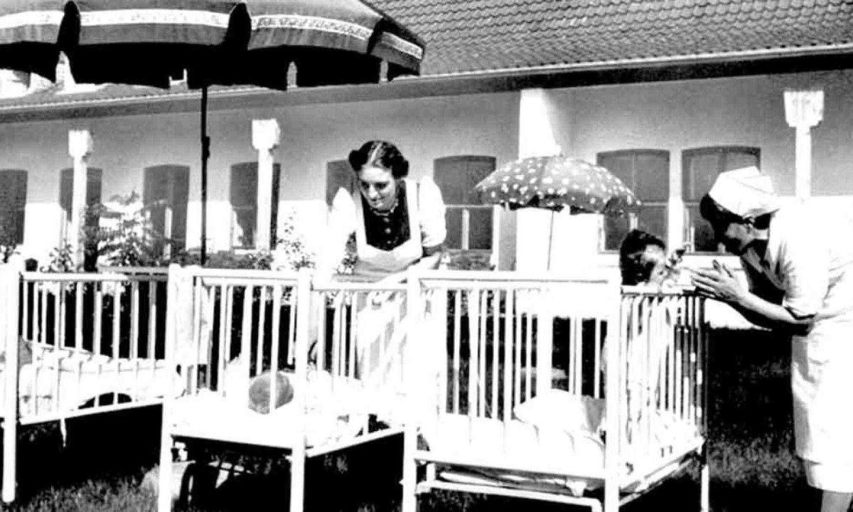 Enfermeiras do programa nazista Lebensborn cuidam de bebês - (crédito: Reprodução) Enfermeiras do programa nazista Lebensborn cuidam de bebês - (crédito: Reprodução)