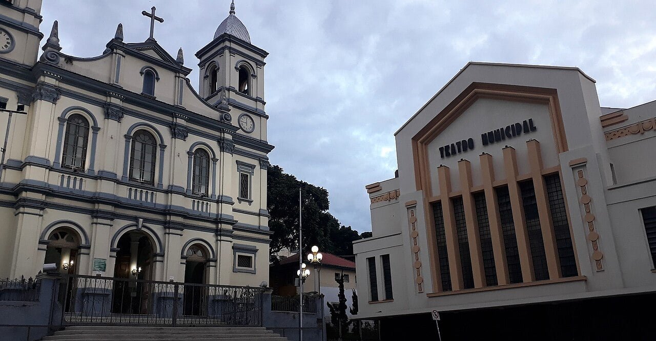 10. Nova Lima (MG)
População: cerca de 96.000 habitantes
PIB per capita (2021): R$ 213.470,00
Ponto forte: mineração de ouro, setor imobiliário e presença de condomínios de alto padrão.
