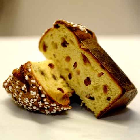 Algumas receitas famosas que incluem o uso de frutas secas são: O panetone, um tradicional pão doce italiano consumido principalmente durante as festas de fim de ano, muitas vezes contém frutas secas, como uvas-as e frutas cristalizadas.