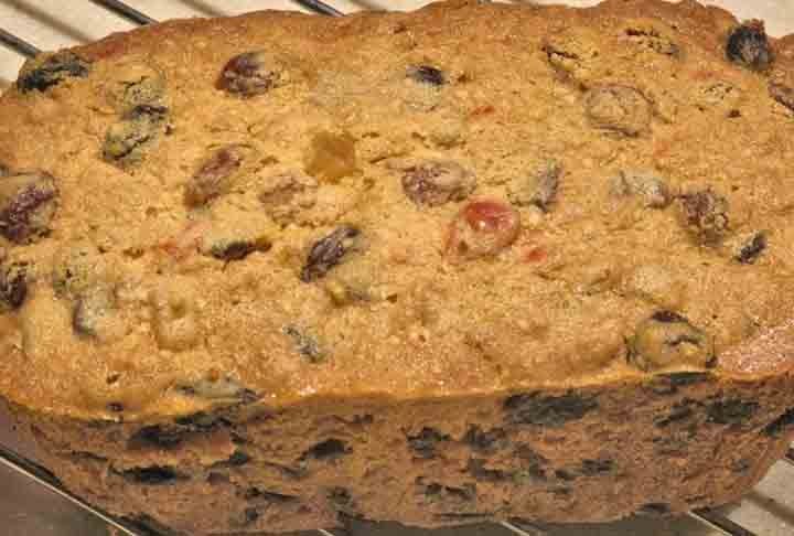 Bolo de frutas secas: Bolos de frutas secas são clássicos em diversas culturas. Eles podem incluir uma mistura de passas, figos, tâmaras e outros frutos secos, proporcionando um bolo rico e suculento.