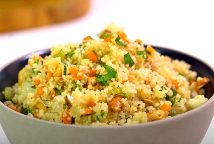 Cuscuz Marroquino: O famoso cuscuz marroquino muitas vezes é preparado com frutas secas, como tâmaras e ameixas, adicionando um toque doce e agridoce ao prato.