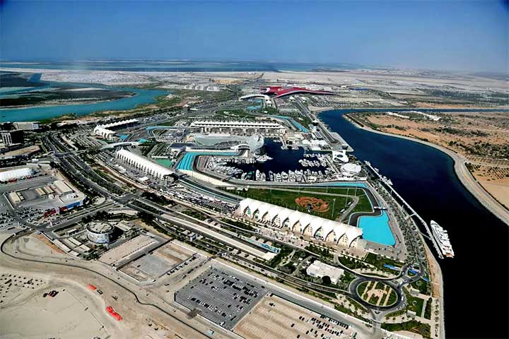 Exemplos são o parque temático Ferrari World, o circuito de Fórmula 1 Yas Marina (foto) e praias de águas cristalinas. Para os amantes da natureza, há eios de barco pelos manguezais e safáris no deserto, onde é possível andar de camelo, ver o pôr do sol nas dunas e vivenciar um jantar típico beduíno.