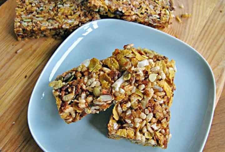 Barra de granola: As barras de granola comuns, que são vendidas em qualquer supermercado e lojas de produtos naturais, muitas vezes contêm uma variedade de frutas secas para adicionar sabor e nutrientes.